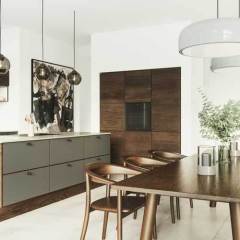 Eg, kvartskåret finér, mokka lak. Profil L11