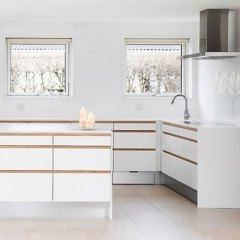 Hvid laminat, eg natur lak. Profil grebsfri