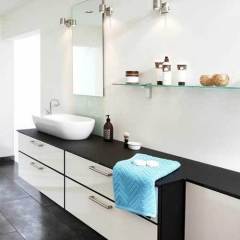 Hvid højglans laminat, eg sort lak. Profil L2