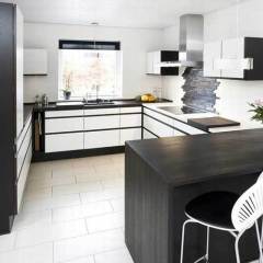 Hvid laminat, røget eg klar lak. Profil grebsfri