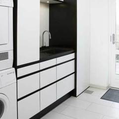 Hvid laminat, eg sort lak. Profil grebsfri