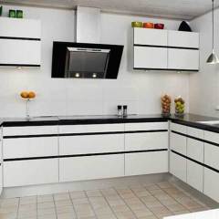 Hvid laminat, eg sort lak. Profil grebsfri