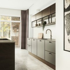 Grå linoleum, eg mokka lak. Profil L11