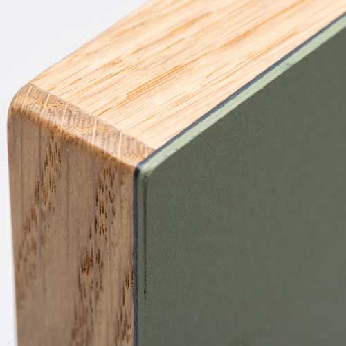 Front-overlimet-linoleum Man kan på fronten se, hvordan den massive kant er placeret, og hvordan linoleum er ført ud til kanten. På samme måde produceres låger også med finér og laminat. Fronterne produceres i 16, 19 og 22 mm.