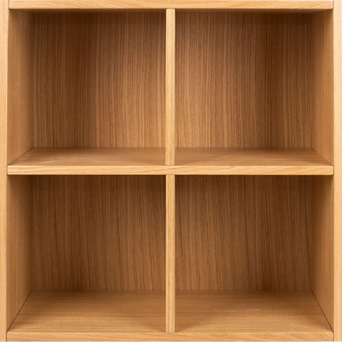 finer-reol-special-hylder-skilderum Reol kan lave i alle materialer som linoleum, finer og laminat. Tykkelsen på hylderne er normalt 16 eller 19 mm. Forkanterne er enten massive eller med abs kant. Man bestemmer selv antallet af hylder eller skillerum. Reolerne laves på mål både i højde, dybde og bredde. Her er reolen lavet i eg natur finer