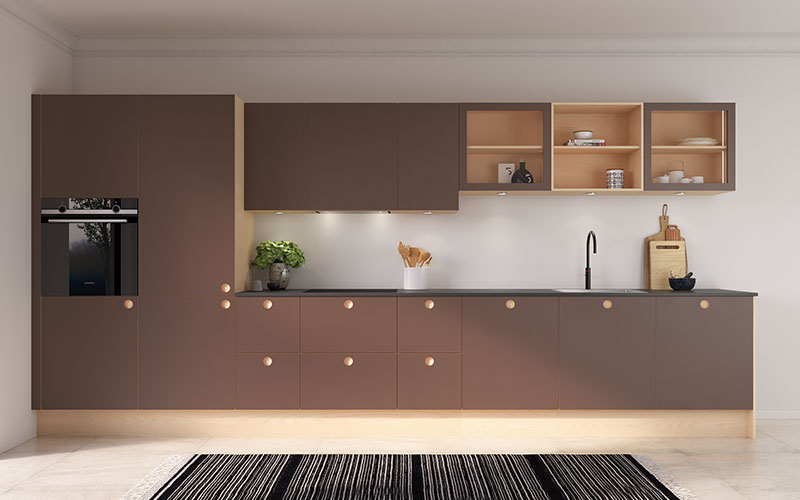 Køkkenets fronter er i den varme linoleumsfarve 4009 Espresso, indrammet af ask hvid struktur kanter, som går igen på både gavle og sokler. Kombinationen skaber et smukt spil, der passer perfekt til det klassiske skandinaviske hjem. Den varme farve opleves rolig, mens den lyse ask giver en elegant kontrast og fremhæver detaljerne. Bag de rene fronter er både køle-fryseskab og opvaskemaskine diskret integreret, og alle sokler og gavle er udført i samme træ som kanterne, med grebet C-Line der matcher i stilen. Indbygget lys i vitrineskabene fremhæver indholdet og skaber stemning, samtidig med at køkkenet giver rig mulighed for at sætte sit eget personlige præg.