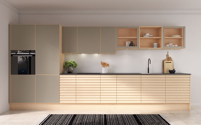 Køkkenet præsenterer fronter i den køligt grå linoleumsfarve Taupe 4011, elegant indrammet af ask hvid struktur, som går igen på både gavle og sokler. Underskabene er udført med massive S-line lameller i samme ask hvid struktur, hvilket skaber en harmonisk og eksklusiv helhed. Den rolige farvepalette får varme og dybde gennem træets naturlige glød, som tydeligt træder frem på de fine detaljer. Bag de rene fronter gemmer sig både køle-/fryseskab og opvaskemaskine, så designet fremstår strømlinet og funktionelt. Alle sokler og gavle er udført i samme træsort som kanterne på fronterne, hvilket giver et gennemført udtryk. De indbyggede lys i vitrineskabene fremhæver rummets lethed og giver mulighed for at skabe personlig stemning og karakter i køkkenet.